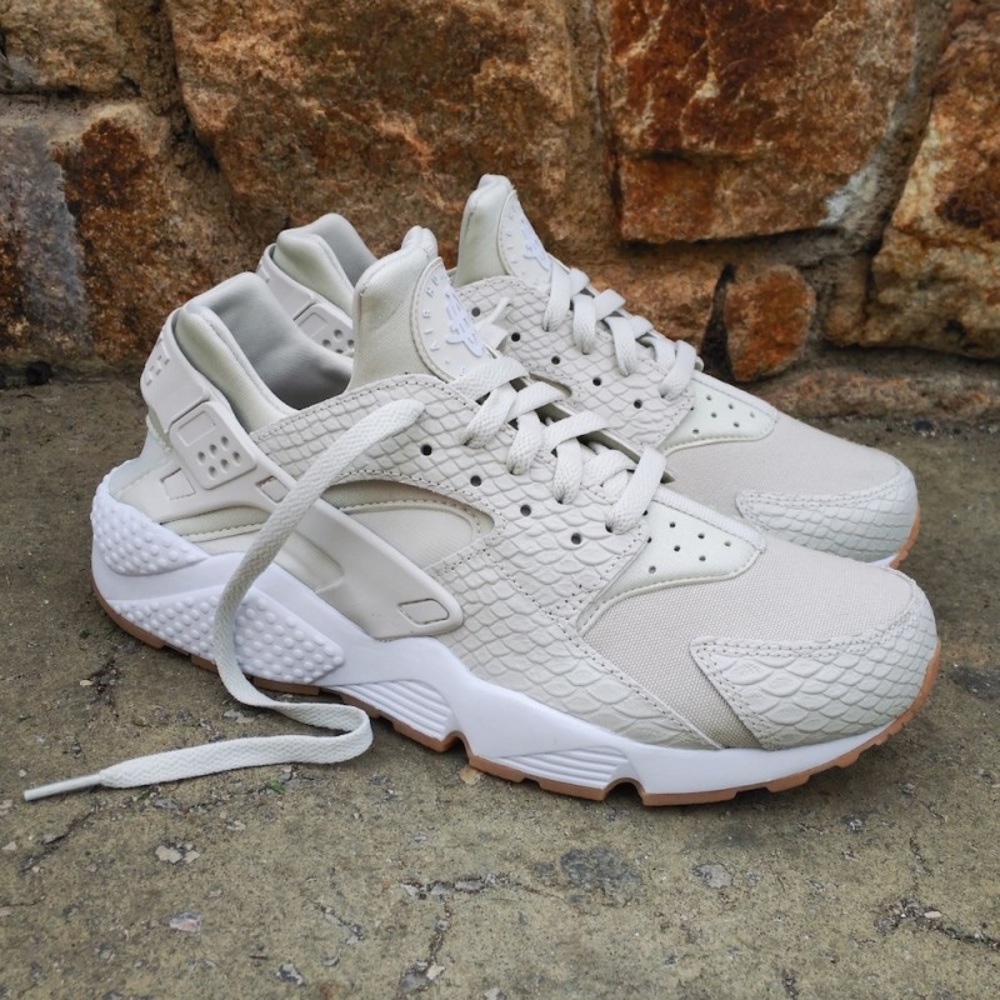 Nike Air Huarache run SE Reptile Skin Light Bone